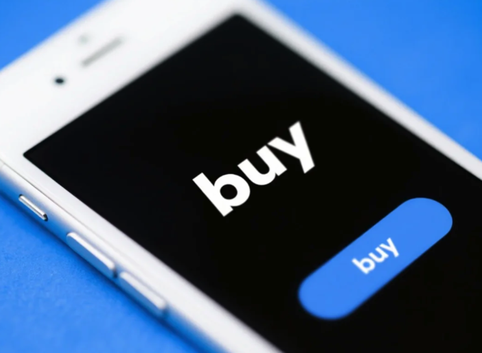 傳統電商靠搜尋跟分類展示商品，但現在已滿足不了消費者想即時互動的需求。ChatGPT 作為對話式 AI，不只回答商品問題，還能依情境推薦商品，2026 年起更支援 PayPal 線上支付，消費者不用跳頁面、也不用等，對話就能直接買。 這種「對話即購買」的新模式，顛覆過去電商操作邏輯，讓互動直接帶來購買力。對商家來說，還能收集可量化的數據，從對話紀錄、互動行為到成交，都能拿來做商業洞察，讓 AI 不只是溝通工具，更是成長引擎。未來電商將不只是線上陳列，而是場景化、即時化、互動化的購物體驗。