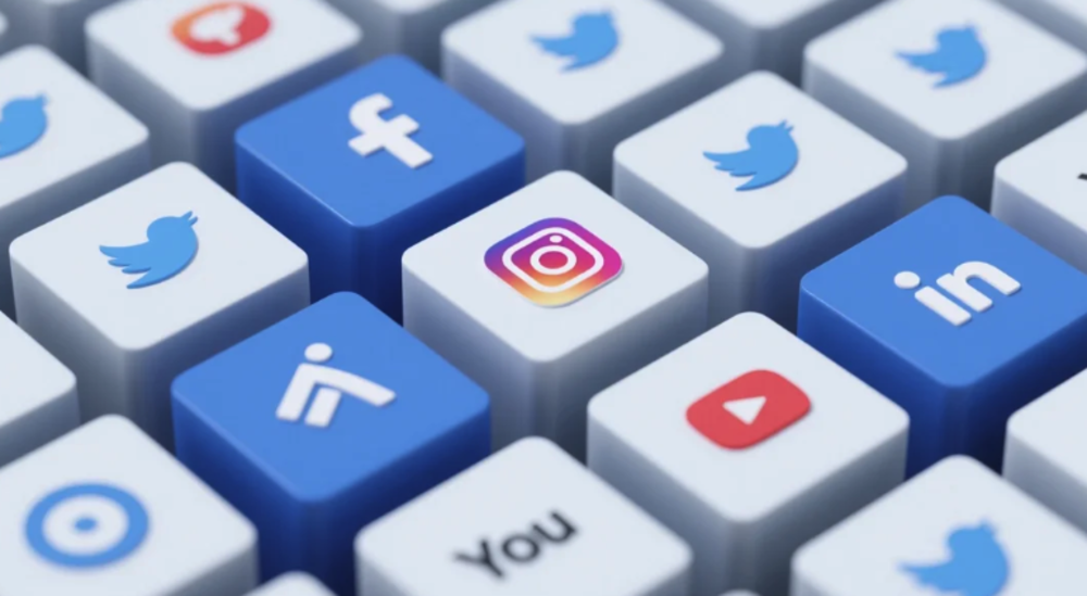 2026 年，電商不再缺工具，也不缺曝光，真正稀缺的，是讓人願意留下來的「感覺」。當 AI 開始大量生成內容、圖片與回覆，消費者反而更敏感：哪些品牌只是想賣我，哪些品牌真的在乎我。這篇文章，不談流量神話，而是回到最根本的問題——電商要怎麼「像人一樣說話」，才能走得長、活得久。